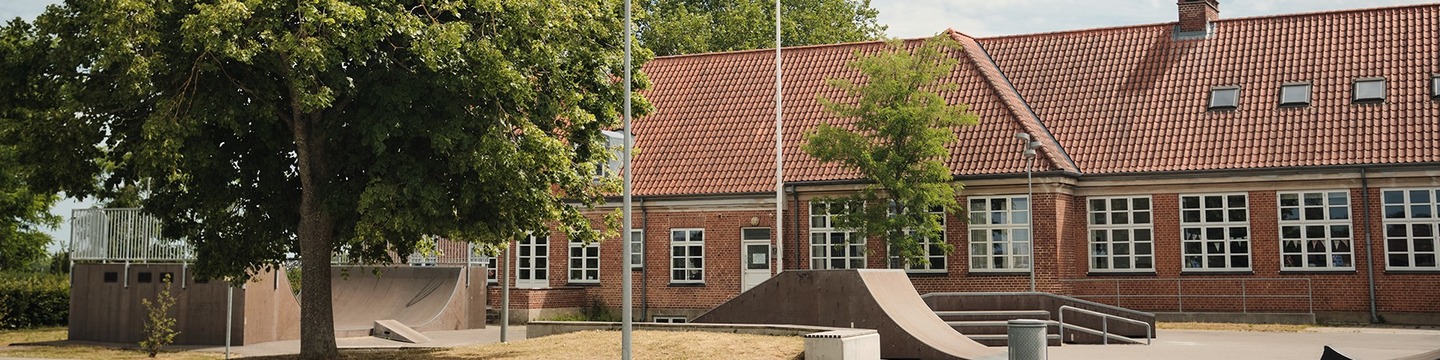 foto af den gl. landsbyskole - den del af skolen, som er i røde mursten.