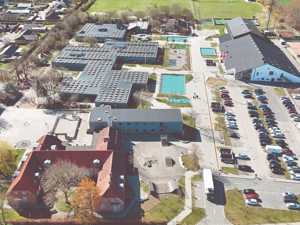 Dronefoto af området med Gadstrup Skole.